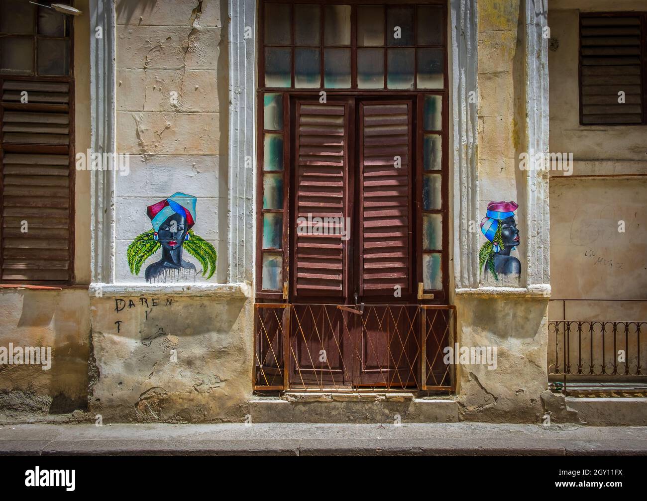 Havanna, Kuba, Juli 2019, zwei bemalte Frauenköpfe` die Fassade eines Gebäudes im ältesten Teil der Hauptstadt Stockfoto